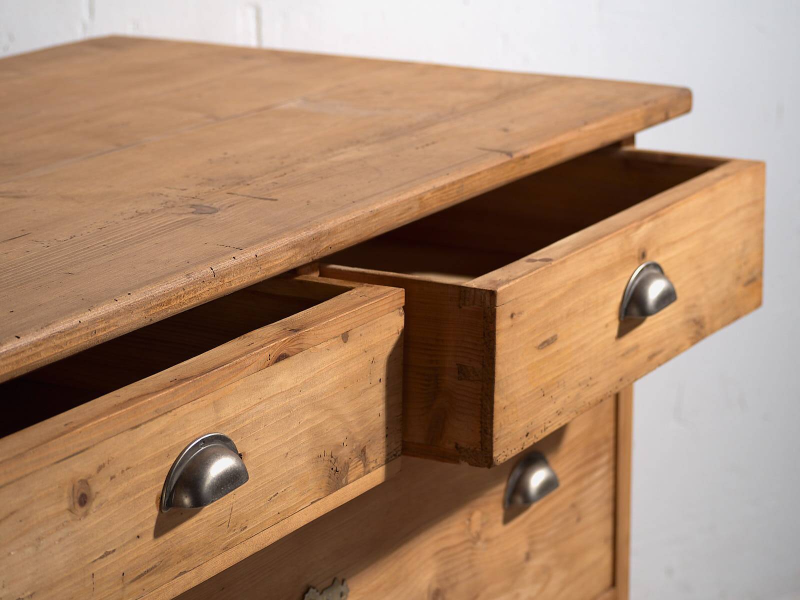 Antique four-drawer chest of drawers (circa 1920)