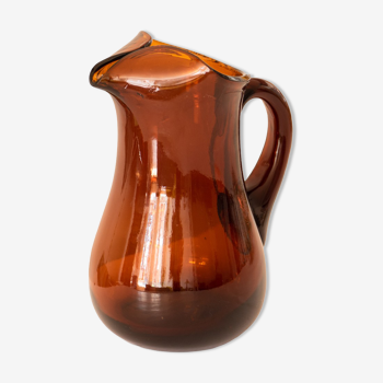 Carafe en verre soufflé ambré de 1950