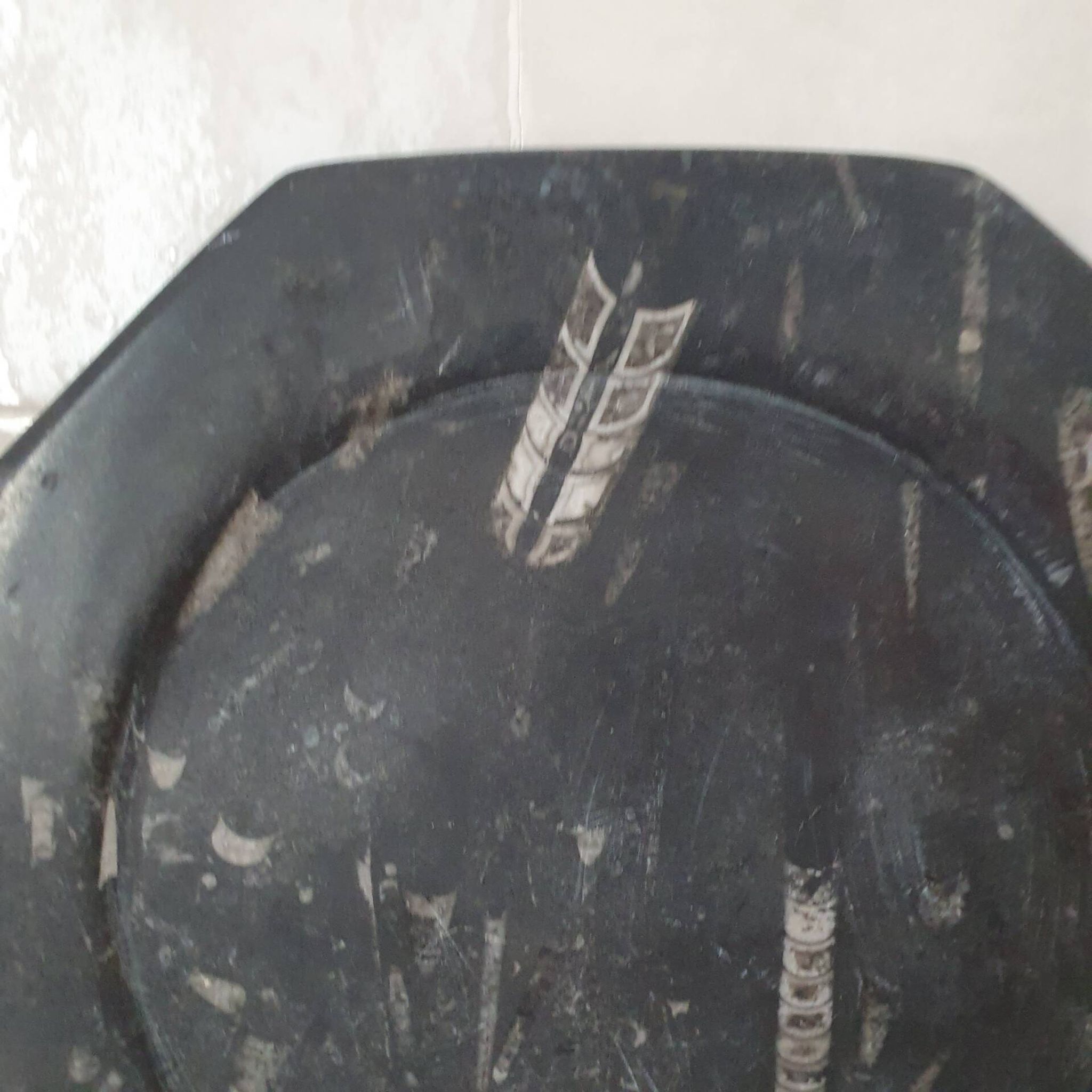 Decorative plate made of fossilised orthoceras marble.