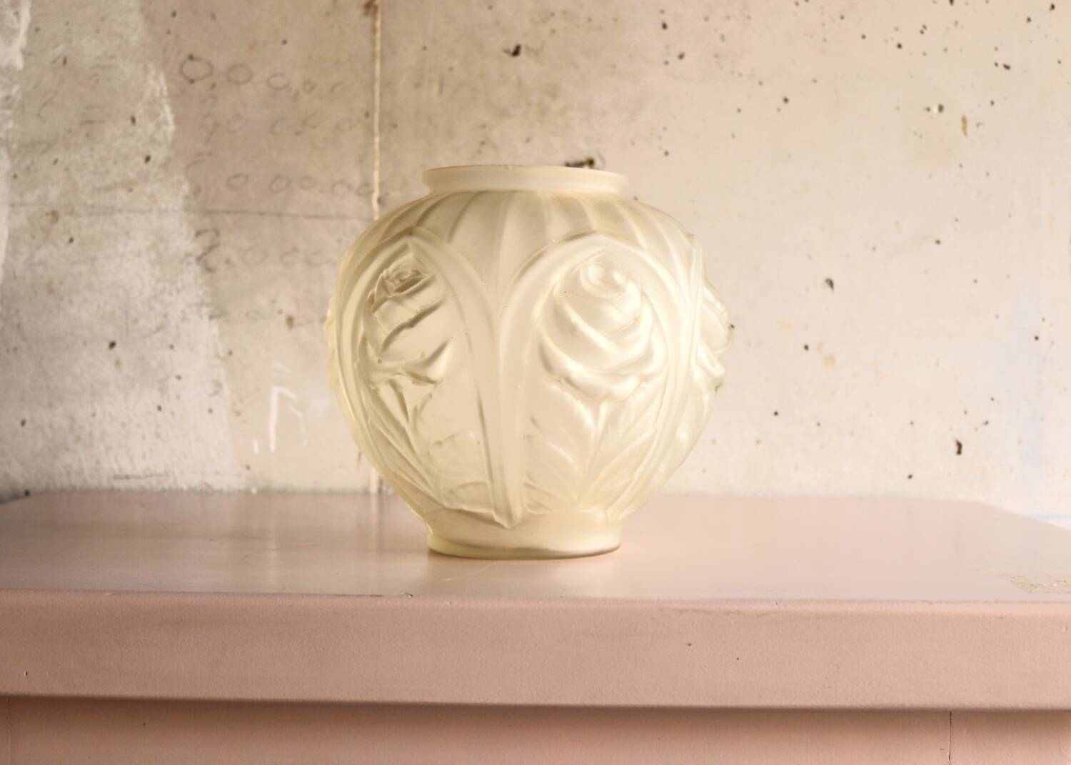 Vase boule en verre art deco aux roses