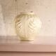 Vase boule en verre art deco aux roses