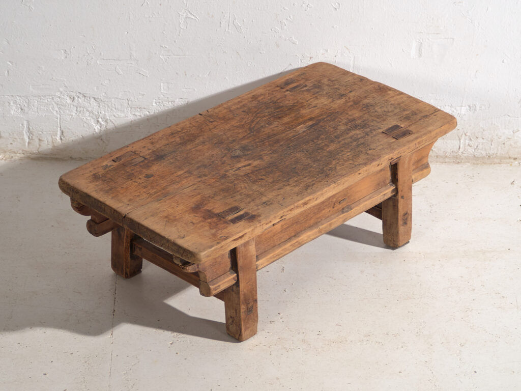 Table basse ancienne en bois d’orme – Chine, circa 1930