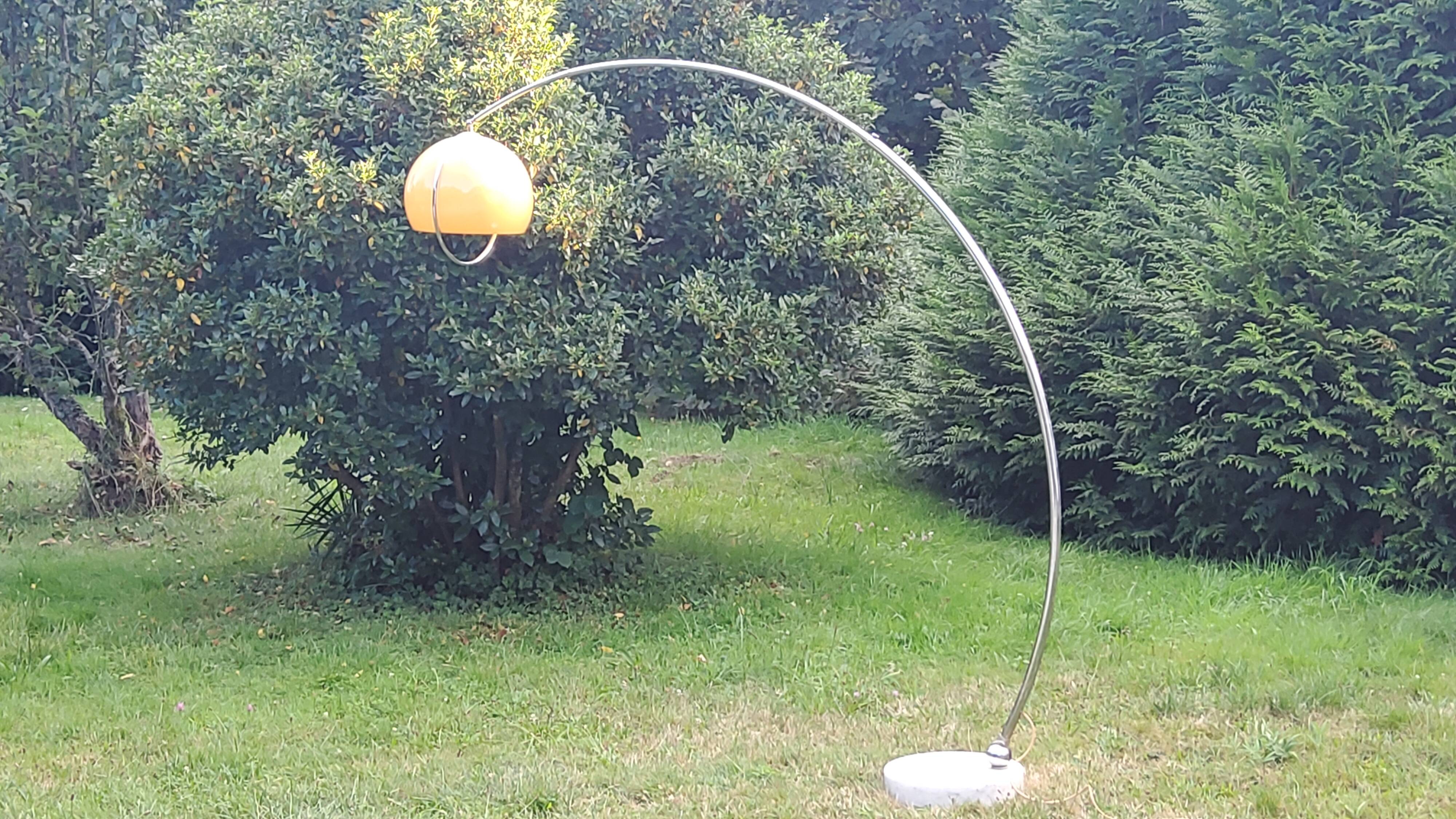 Arco telescopic design floor lamp from the 70s, marble base, chrome rod, plastic lampshade