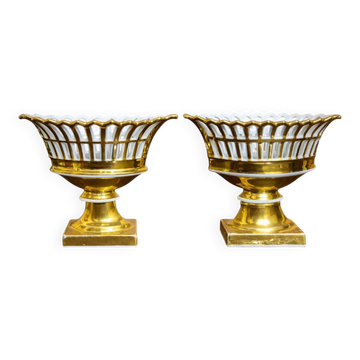 paire de coupes d'autel / vases décoratifs en porcelaine blanche ajourée