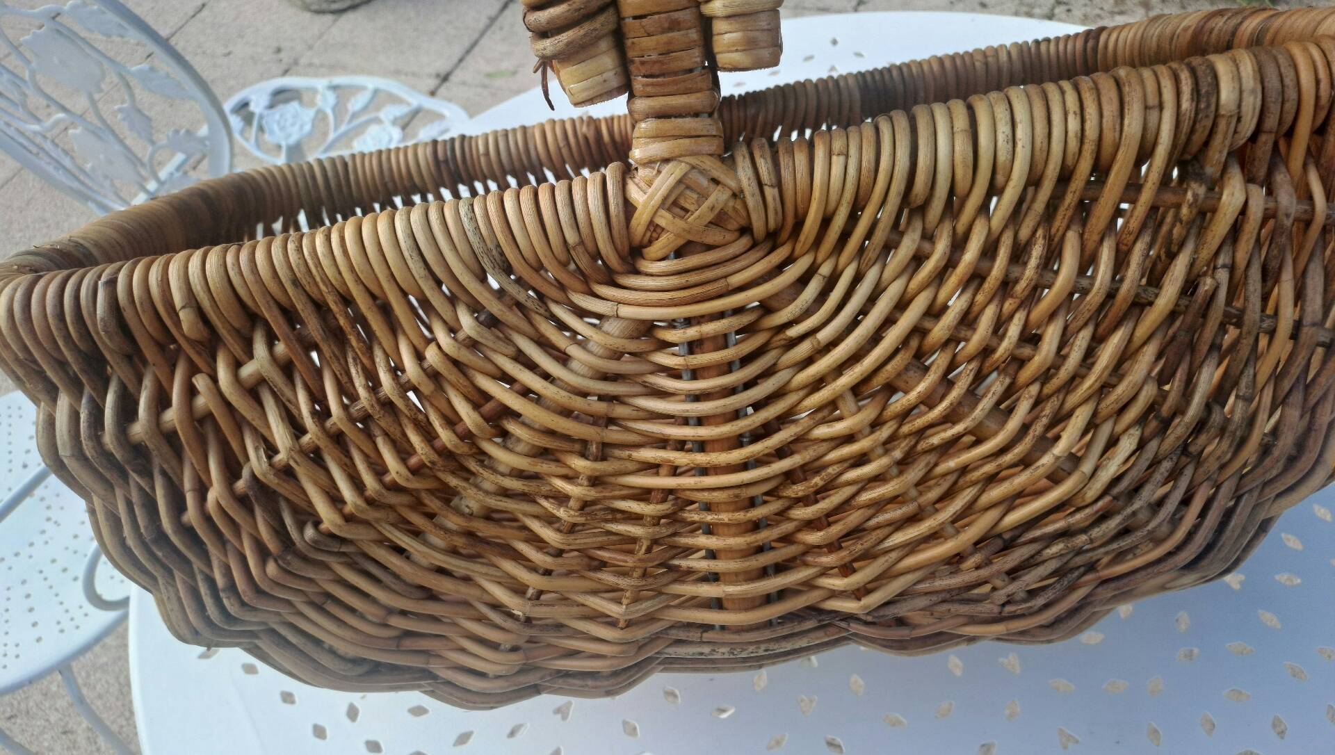 Wicker picnic basket
