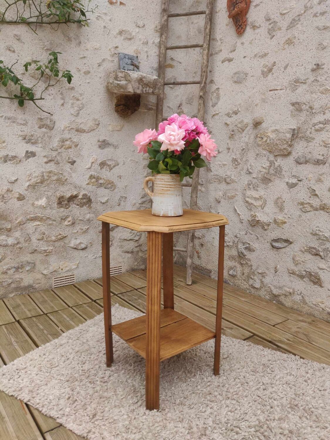 Pedestal table