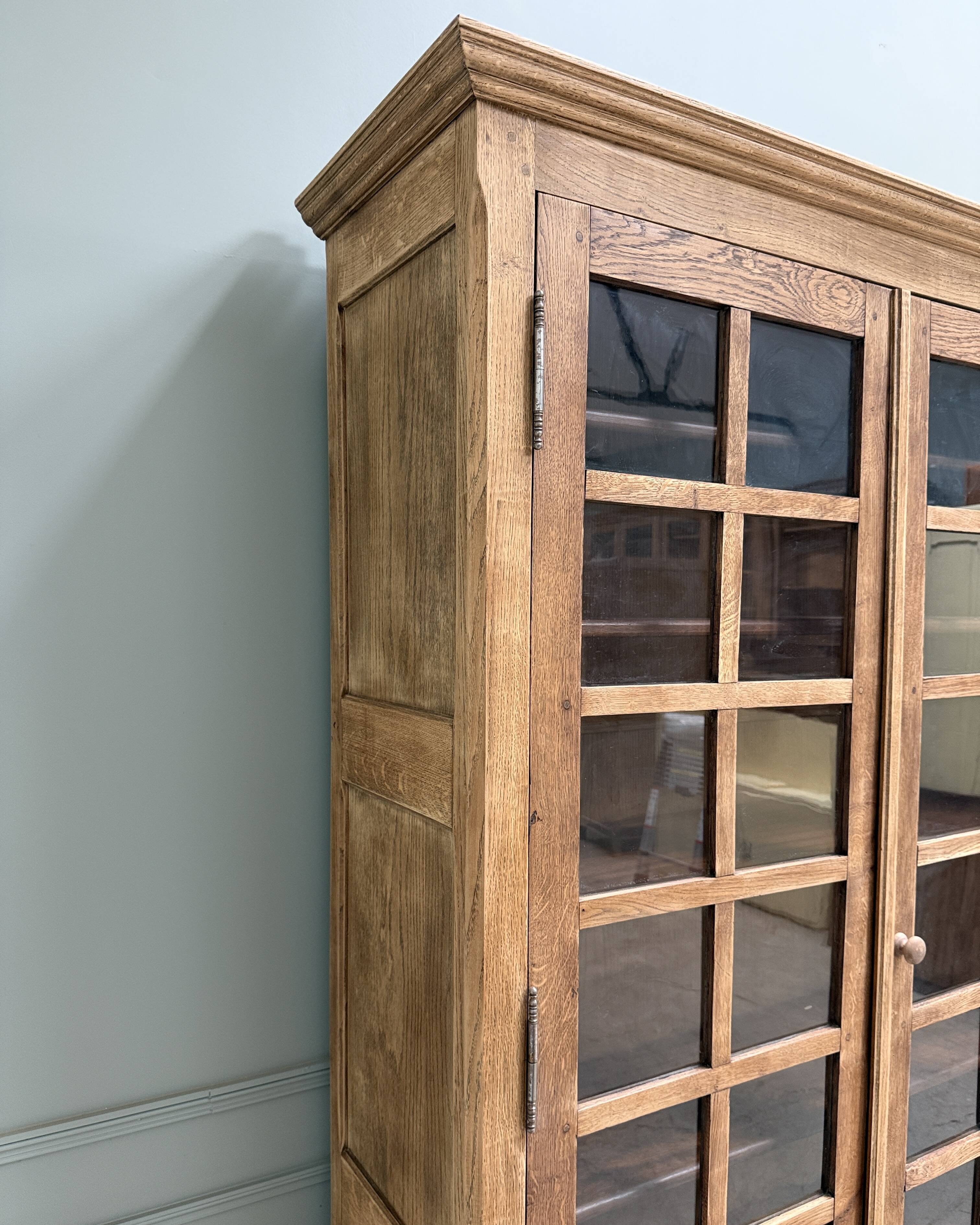 Large vintage display cabinet in solid oak (renovated)