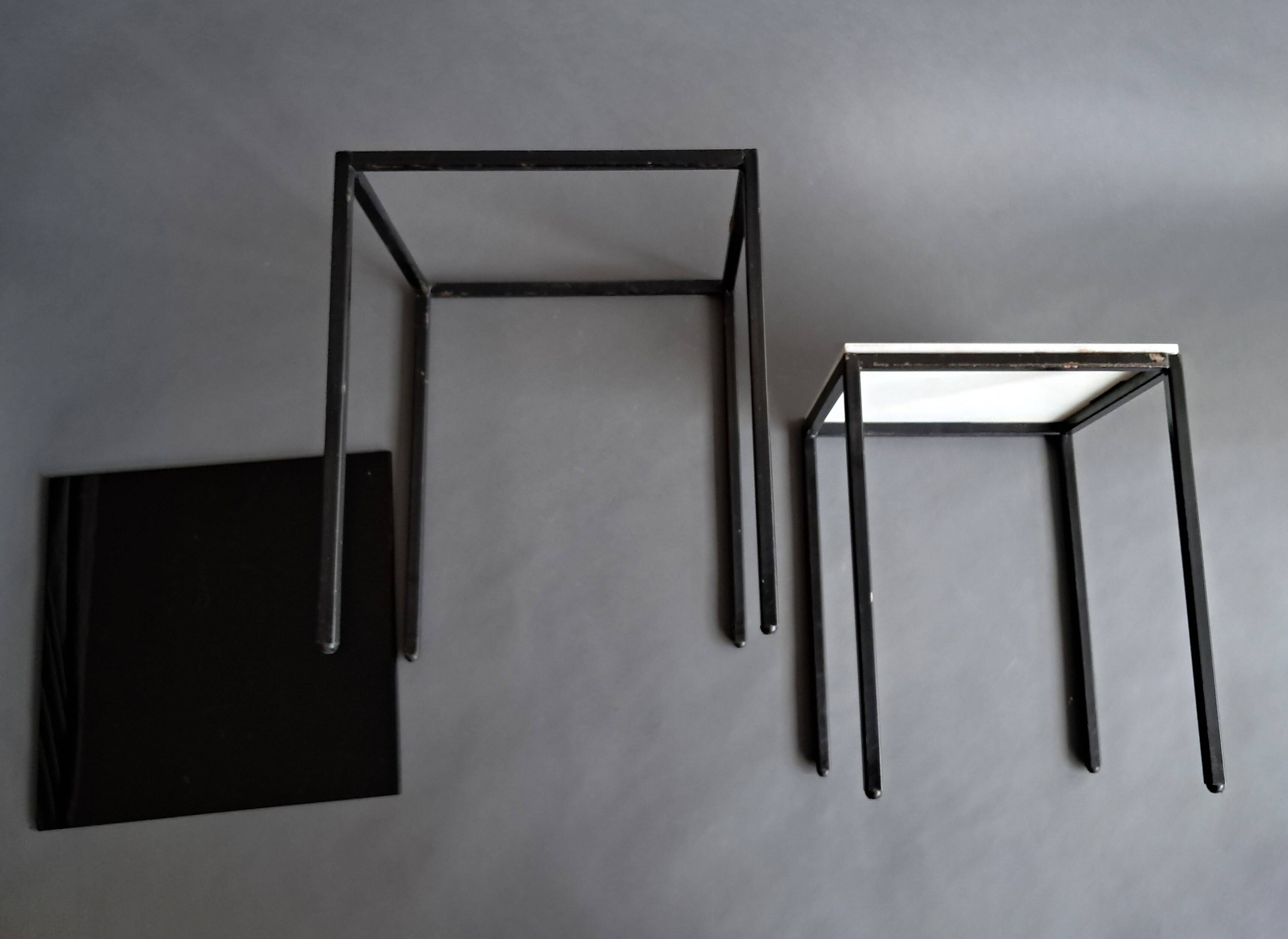 Pair of modernist nesting tables in black metal and white and black opaline 1960.