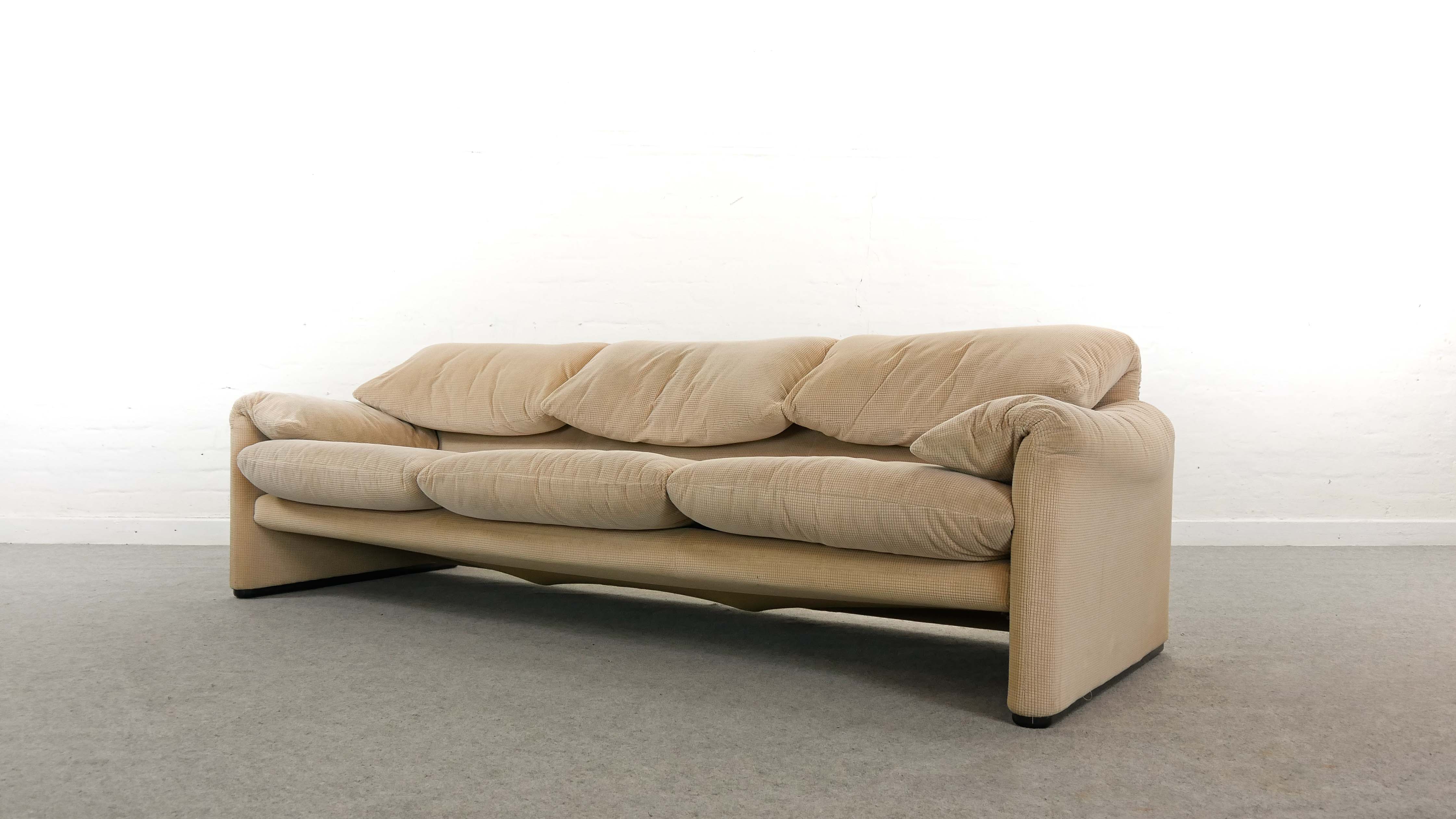 Maralunga 3-seat Sofa in beige by Vico Magistretti for Cassinaa, Italy