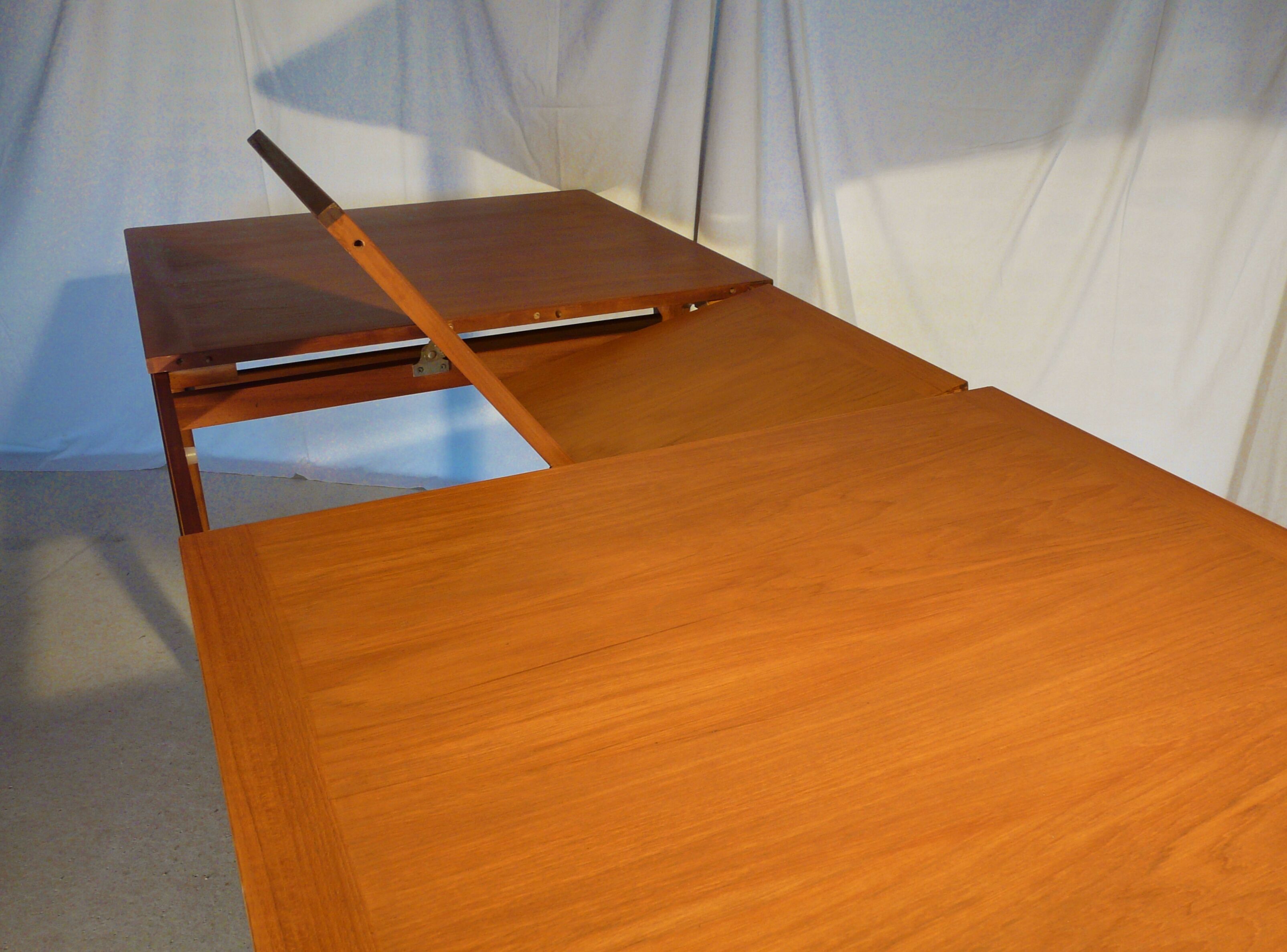 Scandinavian extendable rectangular table in blond teak