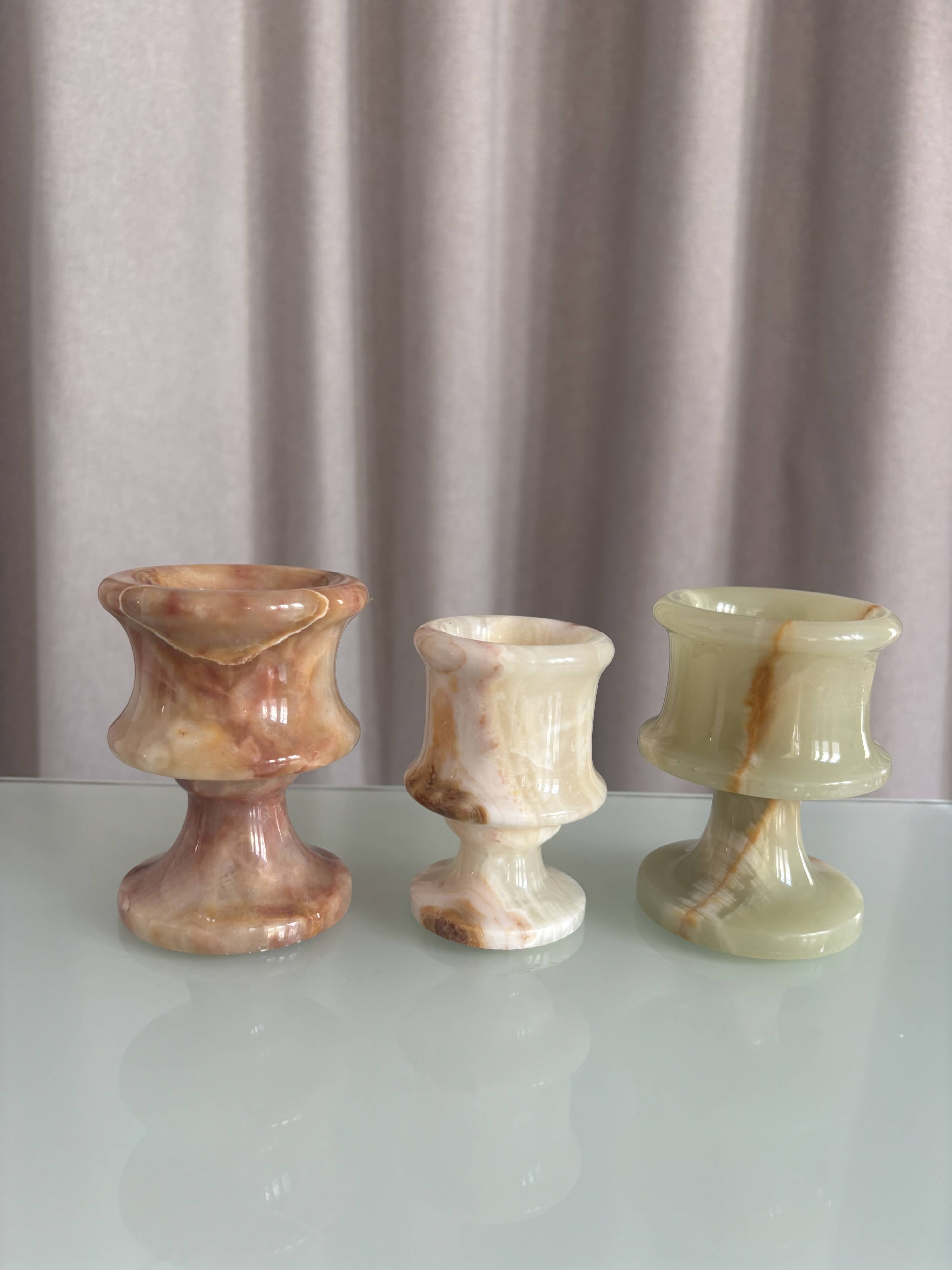 3 vases en onyx sculptées à la main