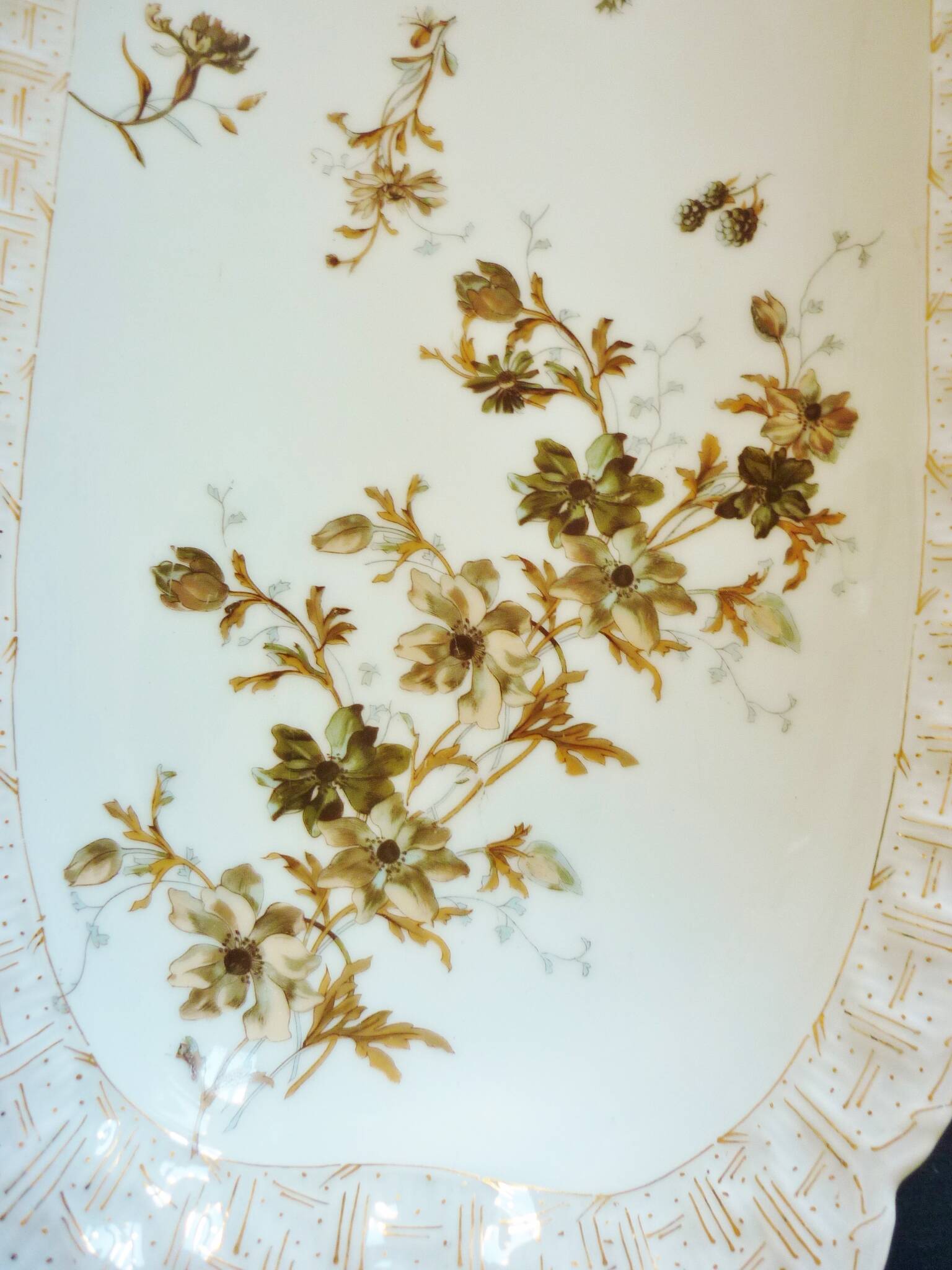 Long fish and meat dish, 19th century, Haviland Limoges porcelain, 66cm