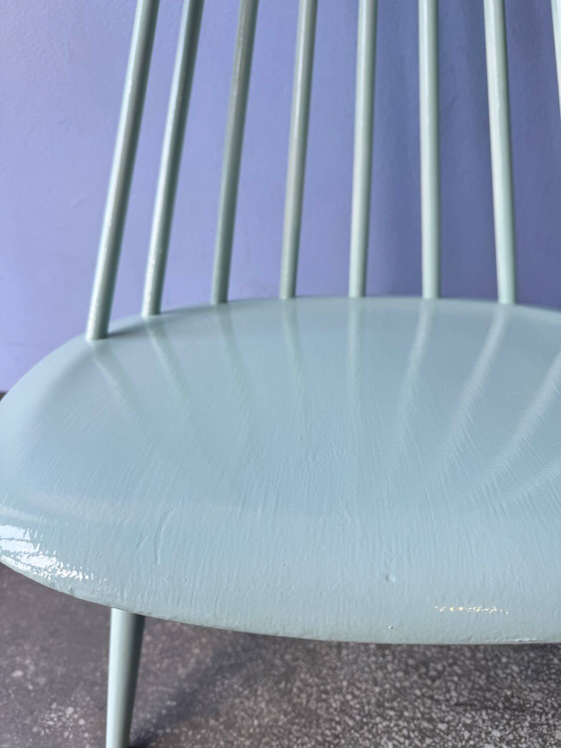 Chaise bâton blanche « Mademoiselle » du Finlandais Ilmari Tapiovaara