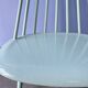 Chaise bâton blanche « Mademoiselle » du Finlandais Ilmari Tapiovaara