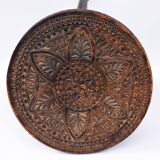 Tabouret de traite russe en bois noirci sculpté, fin du XIXe siècle