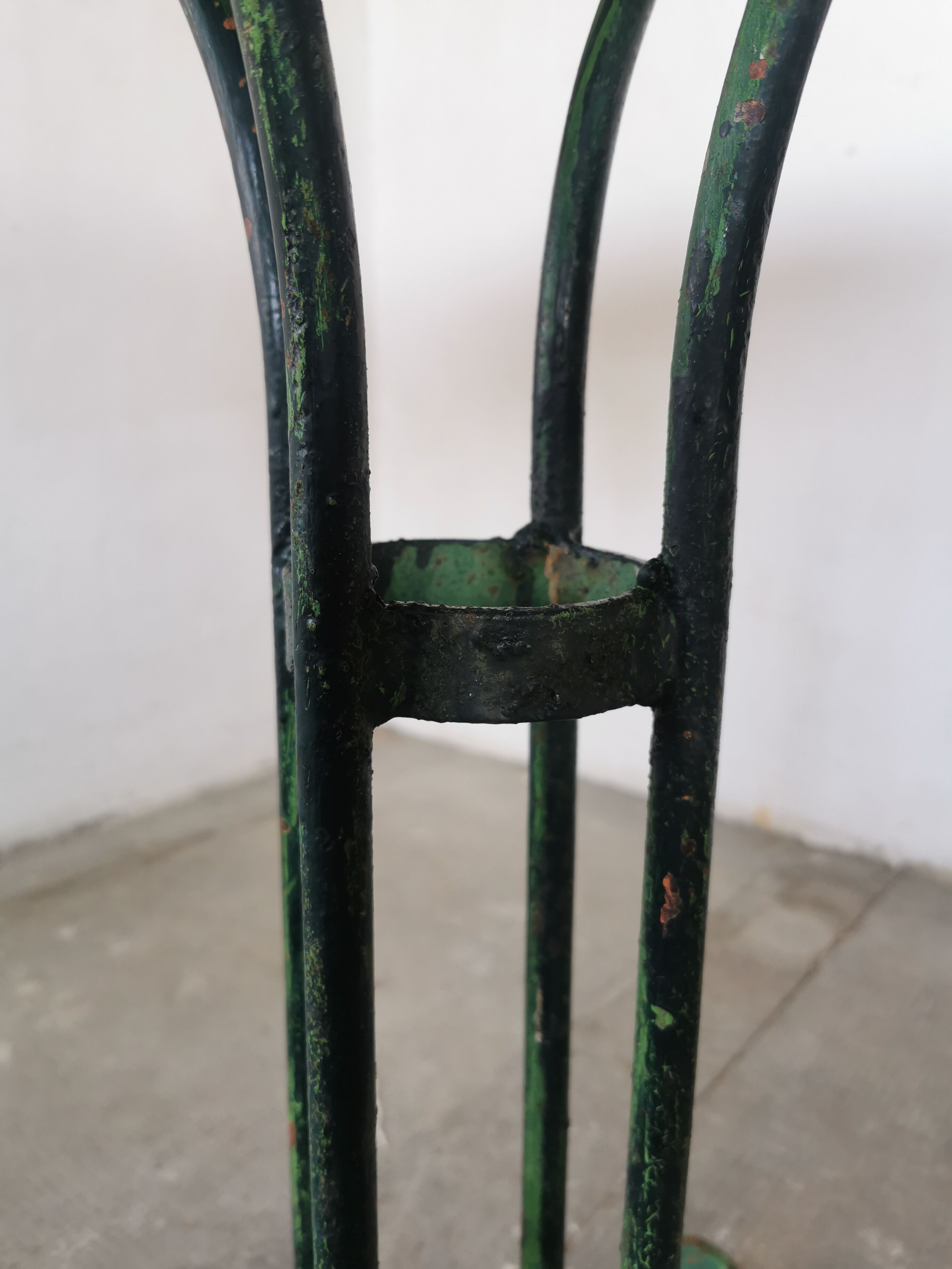 Round garden table cast iron and metal