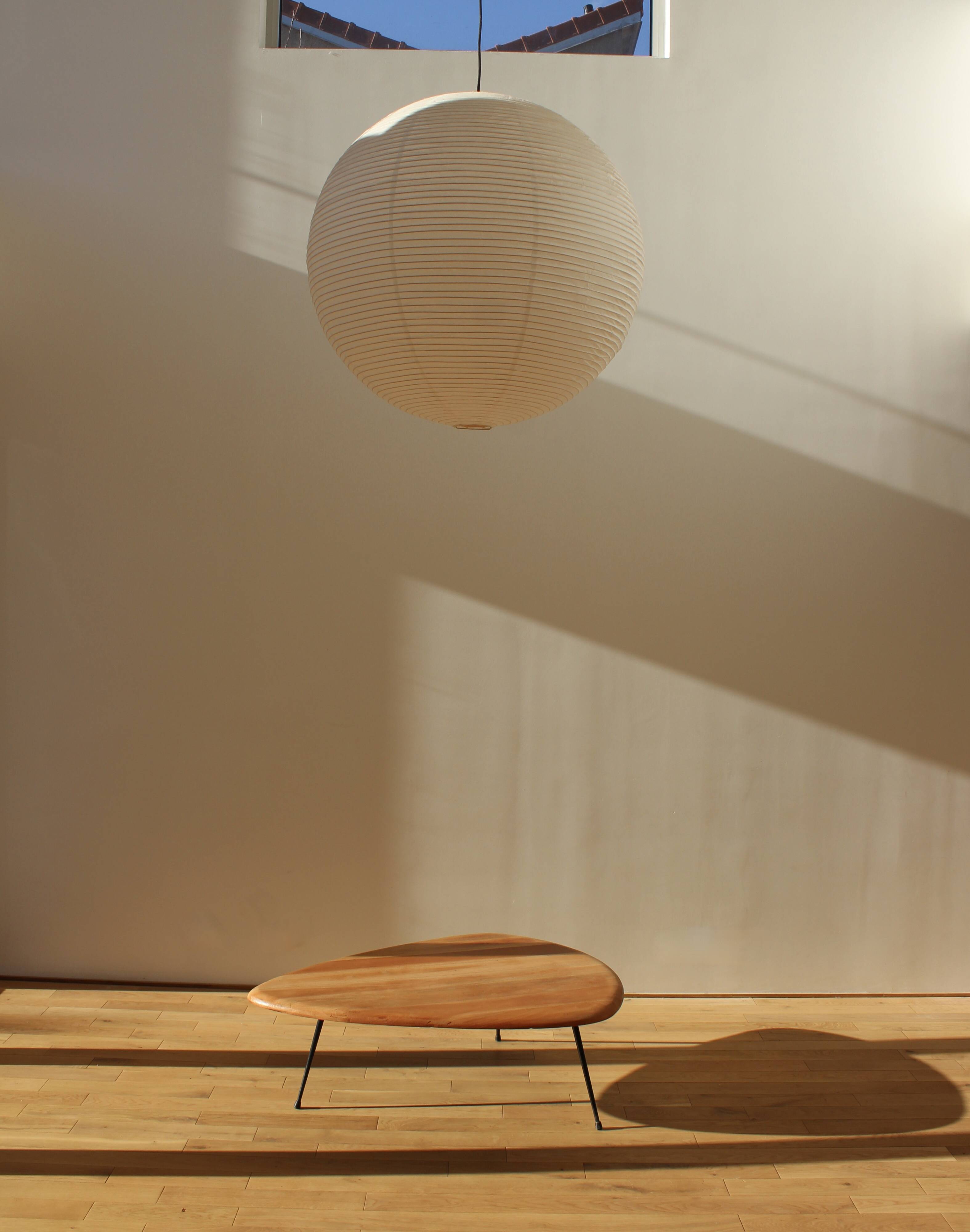 Table basse forme libre en bois massif