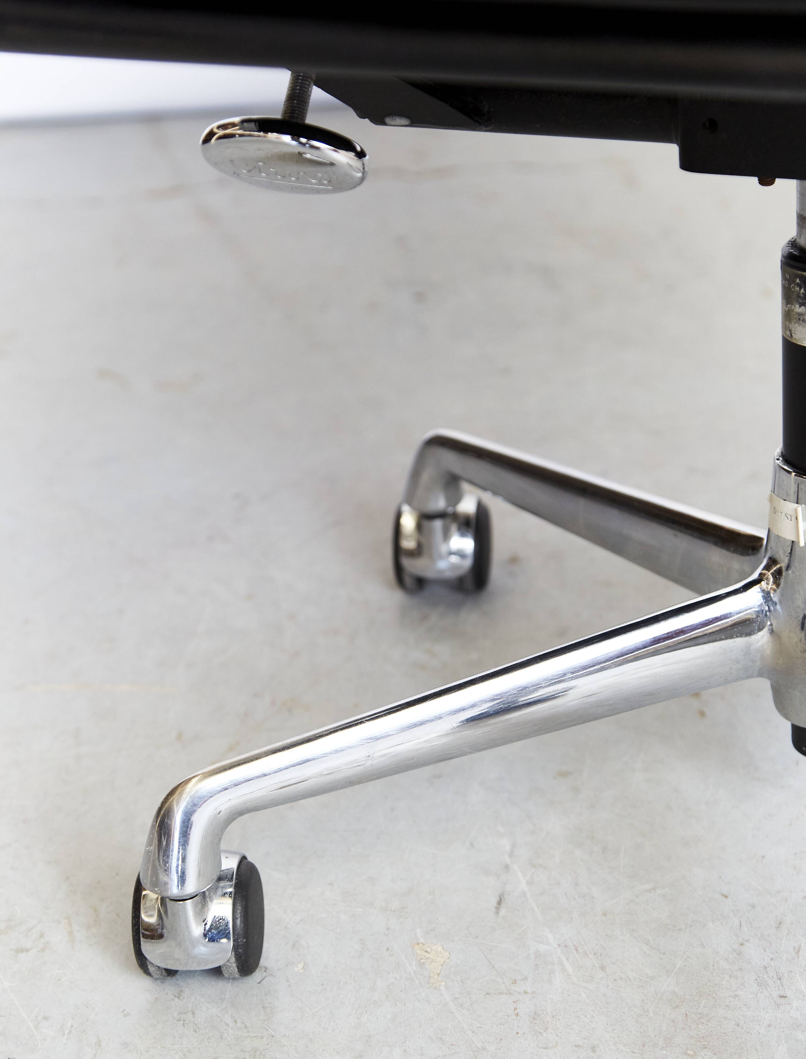 Charles & Ray Eames Softpad Executive Chair EA219 for Vitra