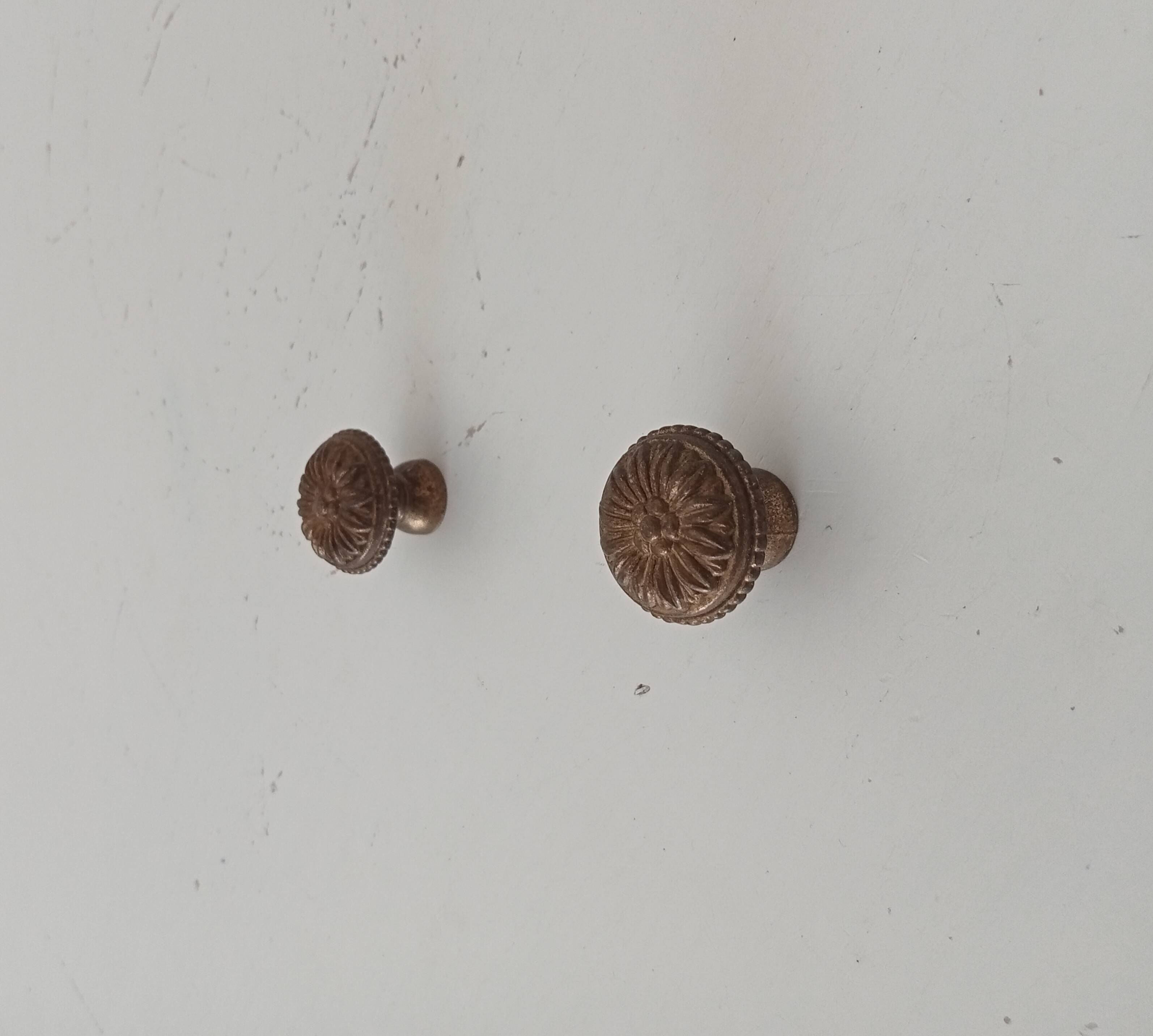 3 boutons, poignées de meubles anciens en bronze doré