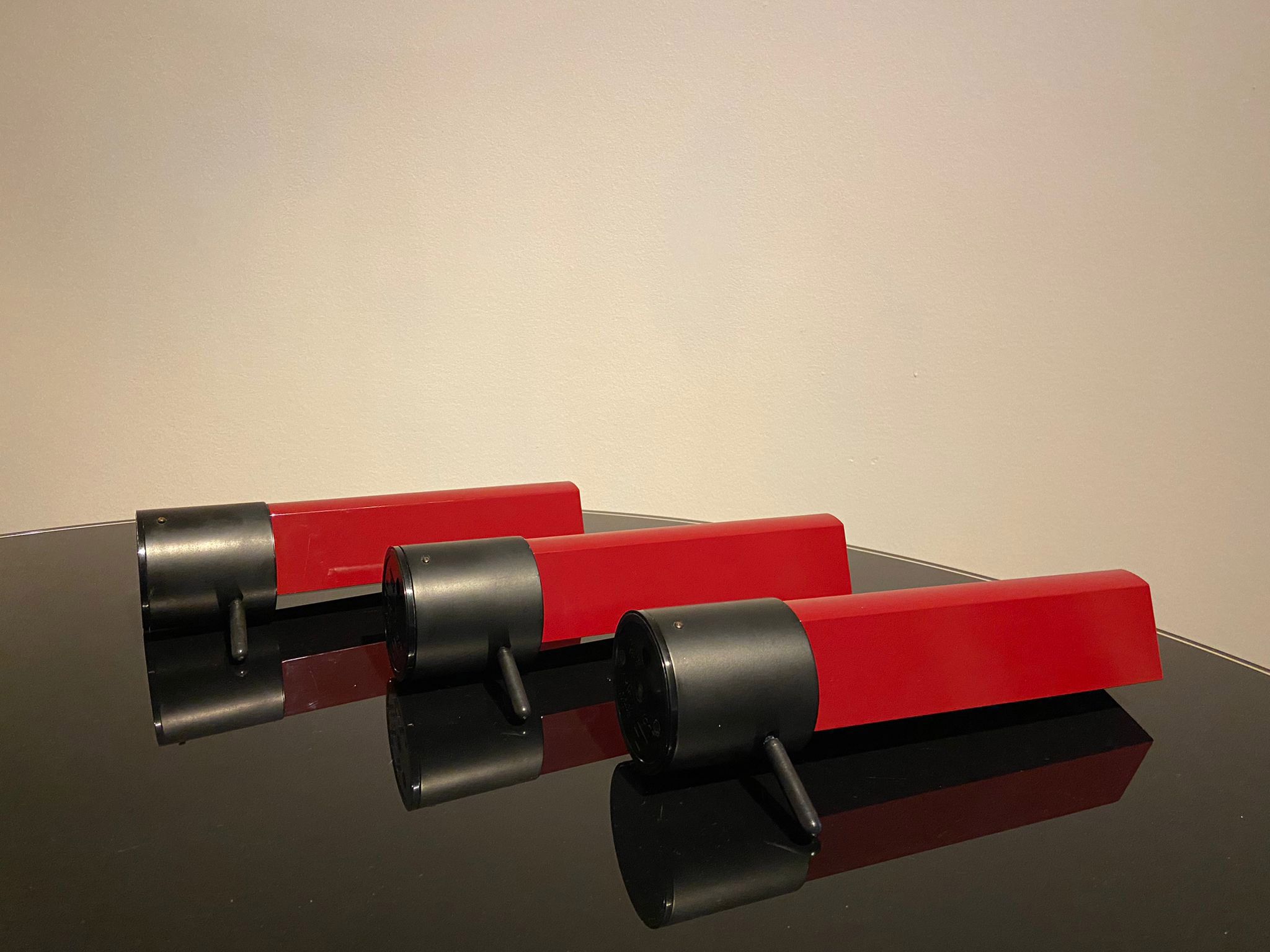 Tritico wall lamp Caltha designer Gianfranco Frattini lacquered in burgundy color, Italy 80's