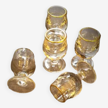 Verres anciens à eau de vie