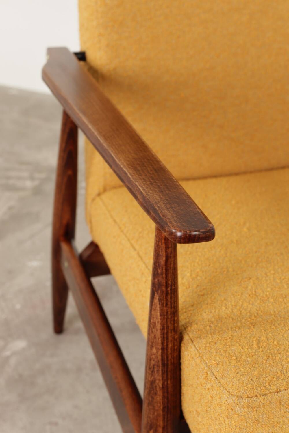 Fauteuil scandinave jaune moutarde bouclé conclu par H.Lis