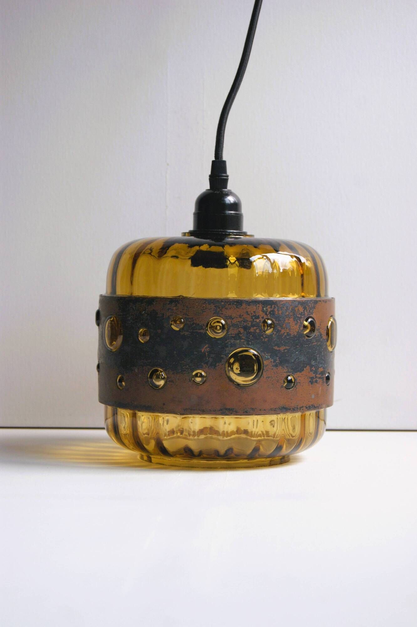 Mid-century brutalist ceiling lamp in green colored glass and copper. Design by Nanny Still - 1960s.