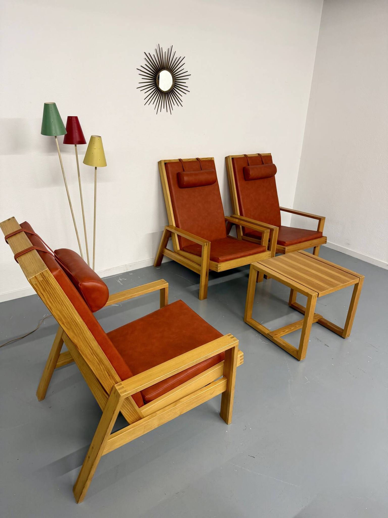 Scandinavian design lounge set in pine with 3 lounge chairs and a table from the 70s.