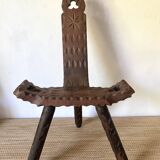 Chaise tripode espagnole vintage en bois sculpté