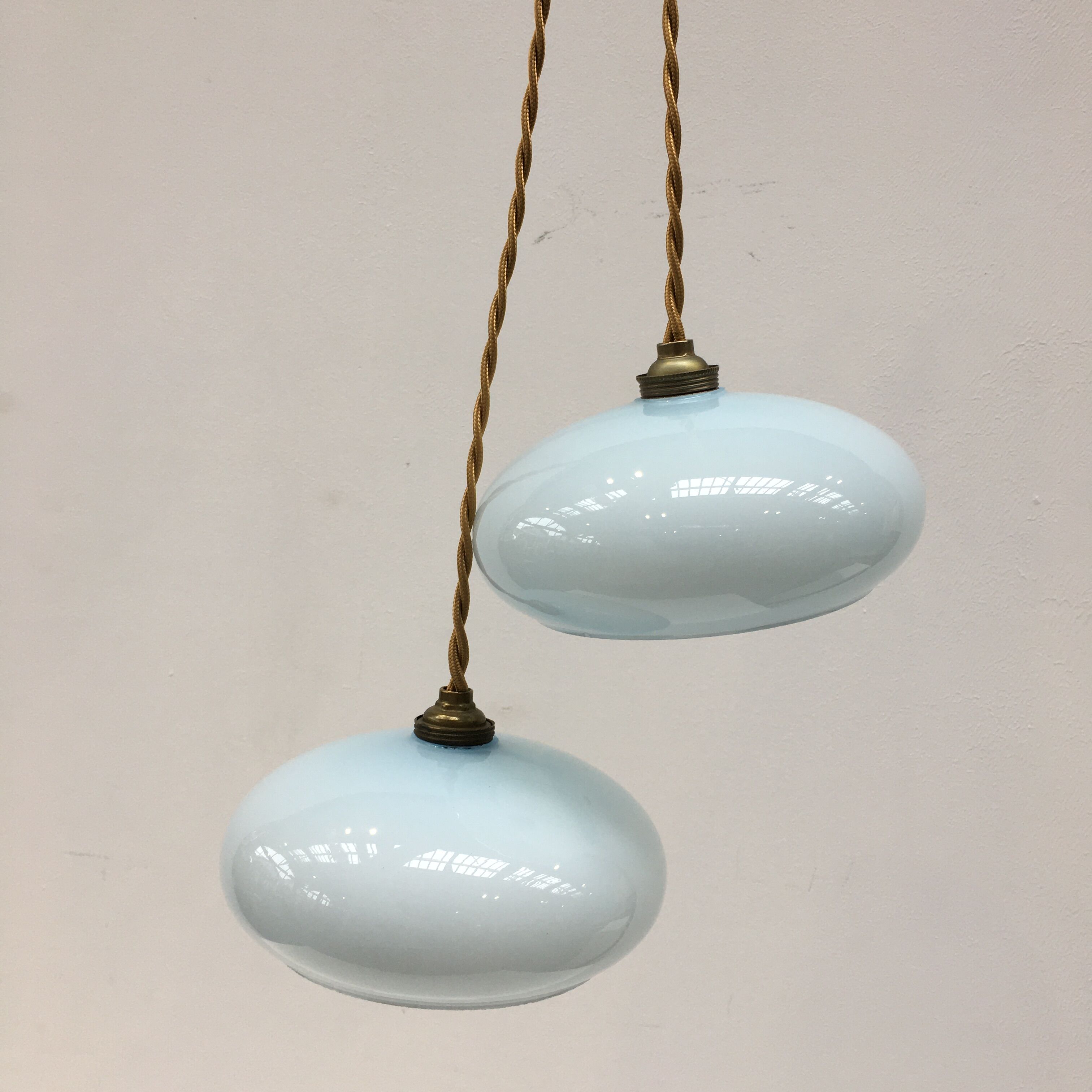 Paire de suspensions vintage en opaline bleu pale