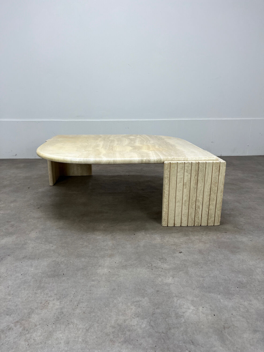 Table basse travertin forme œil par Roche Bobois
