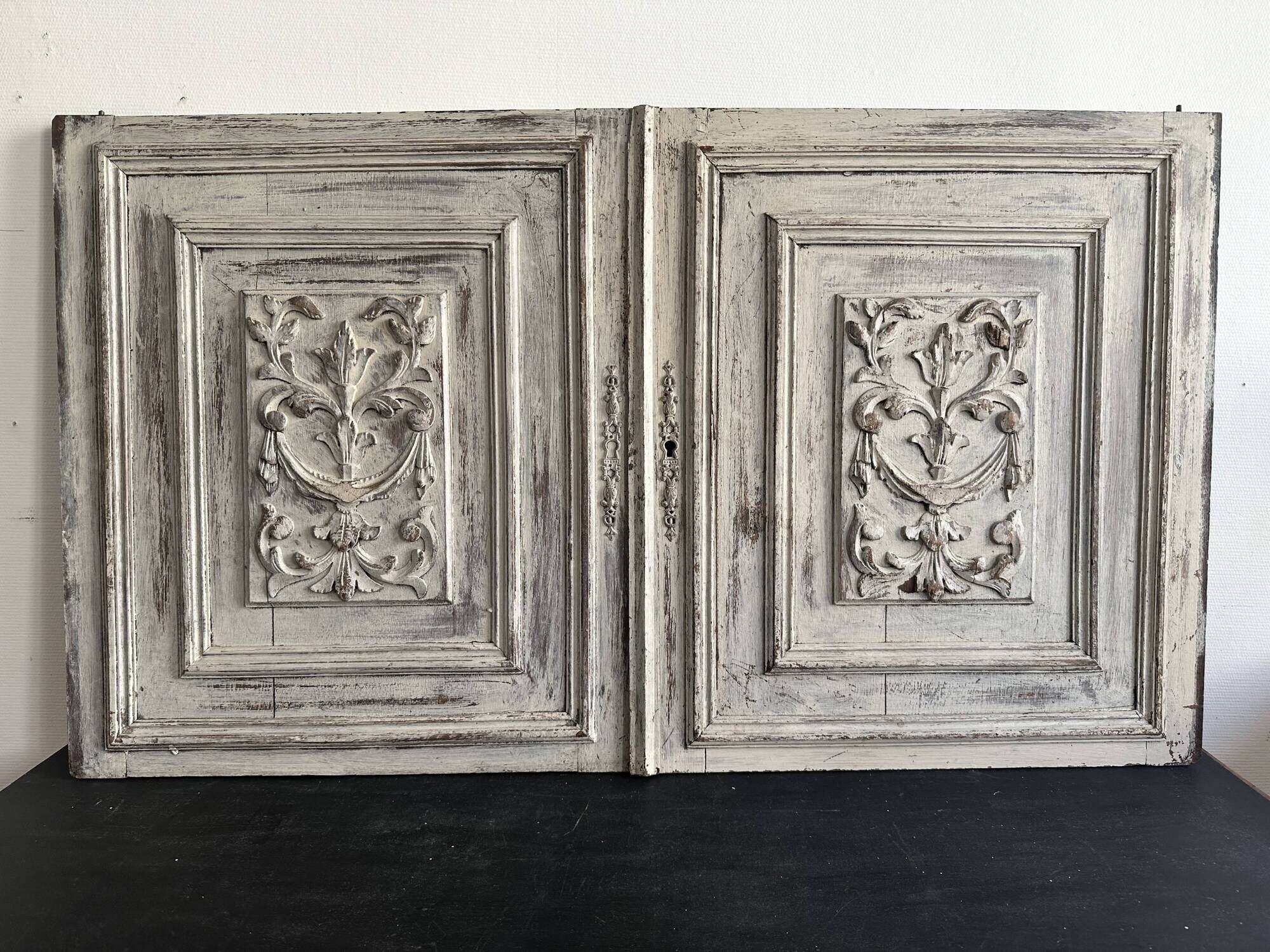 Pair of Louis XVI cupboard doors in carved wood, late 19th century.