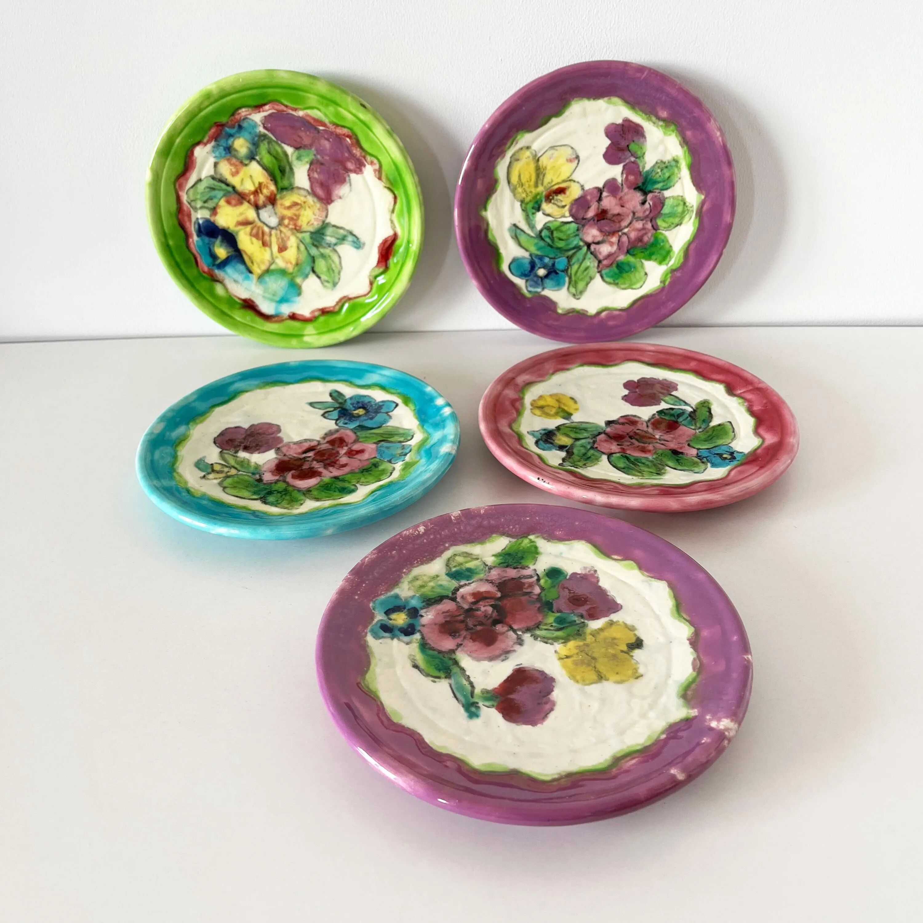 Lot de 5 assiettes en barbotine fleurs Vallauris 1950