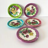 Lot de 5 assiettes en barbotine fleurs Vallauris 1950