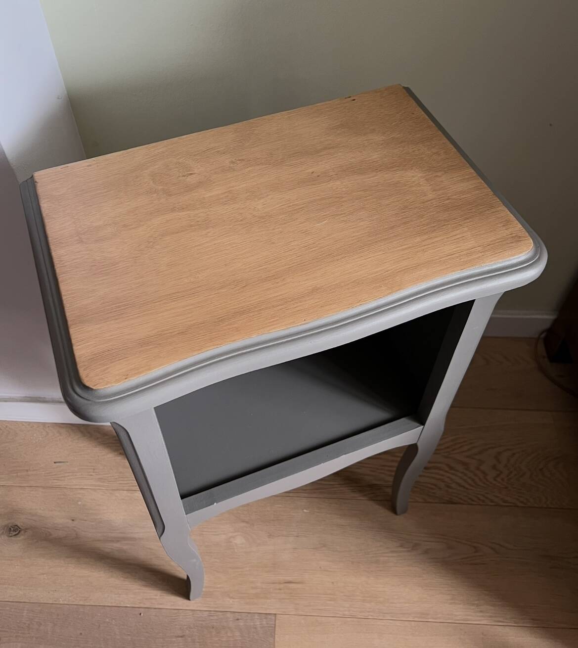 Petite table d'appoint unique en bois rénovée - style campagne chic