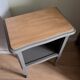 Petite table d'appoint unique en bois rénovée - style campagne chic