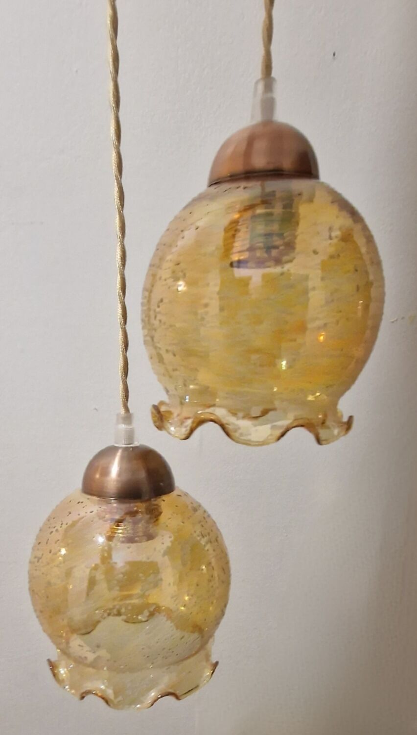2 iridescent amber luminaires in suspensions