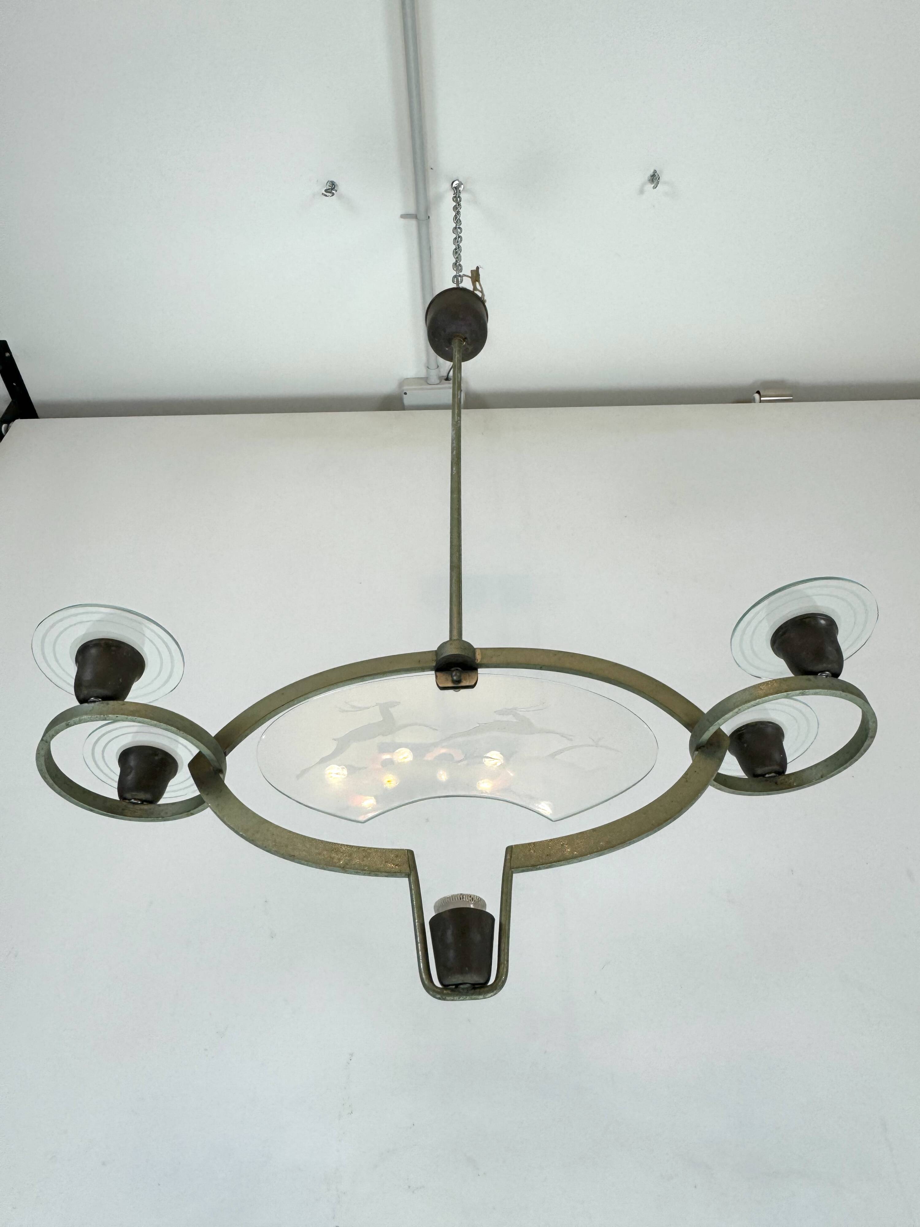 Pietro Chiesa, Art Deco chandelier in solid lacquered brass and glass. Italy 1930s