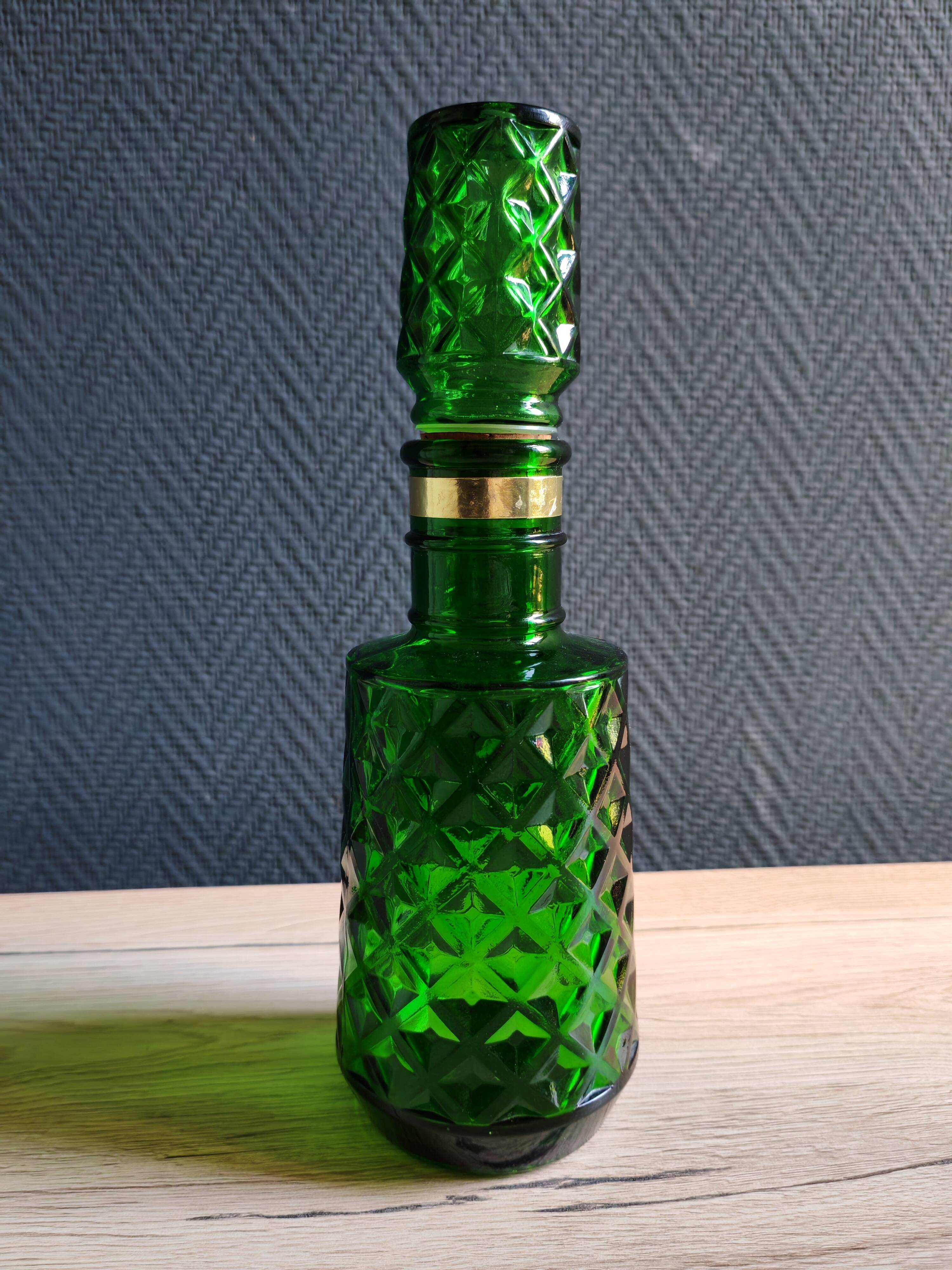 Carafe à whisky vintage en verre vert moulé pointe de diamant