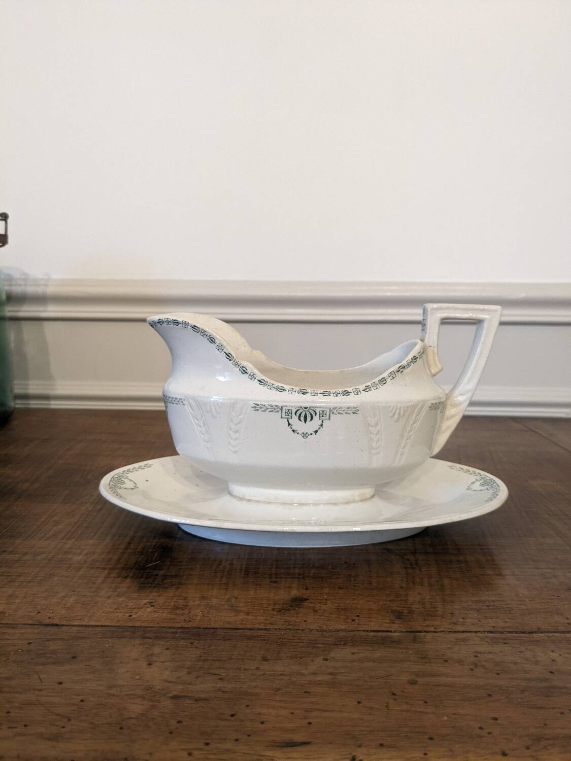 Clara sauceboat, Gien, iron earth
