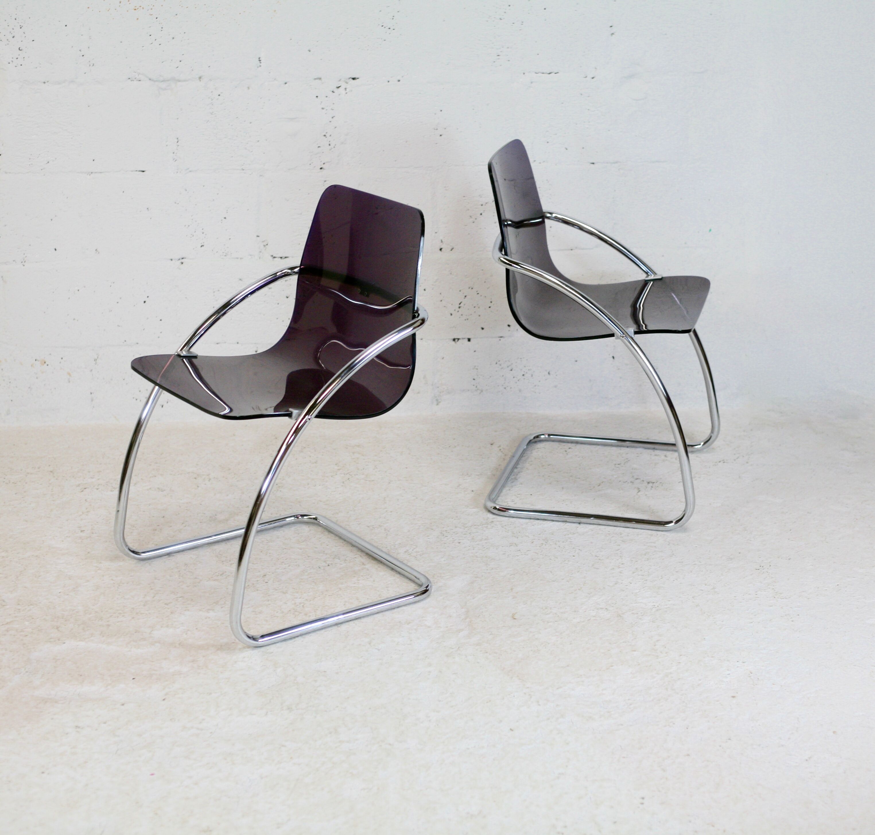 Pair of chairs by Yves Christin, tubular steel, purple plexiglass. Ed. Airborne, France cira 1970