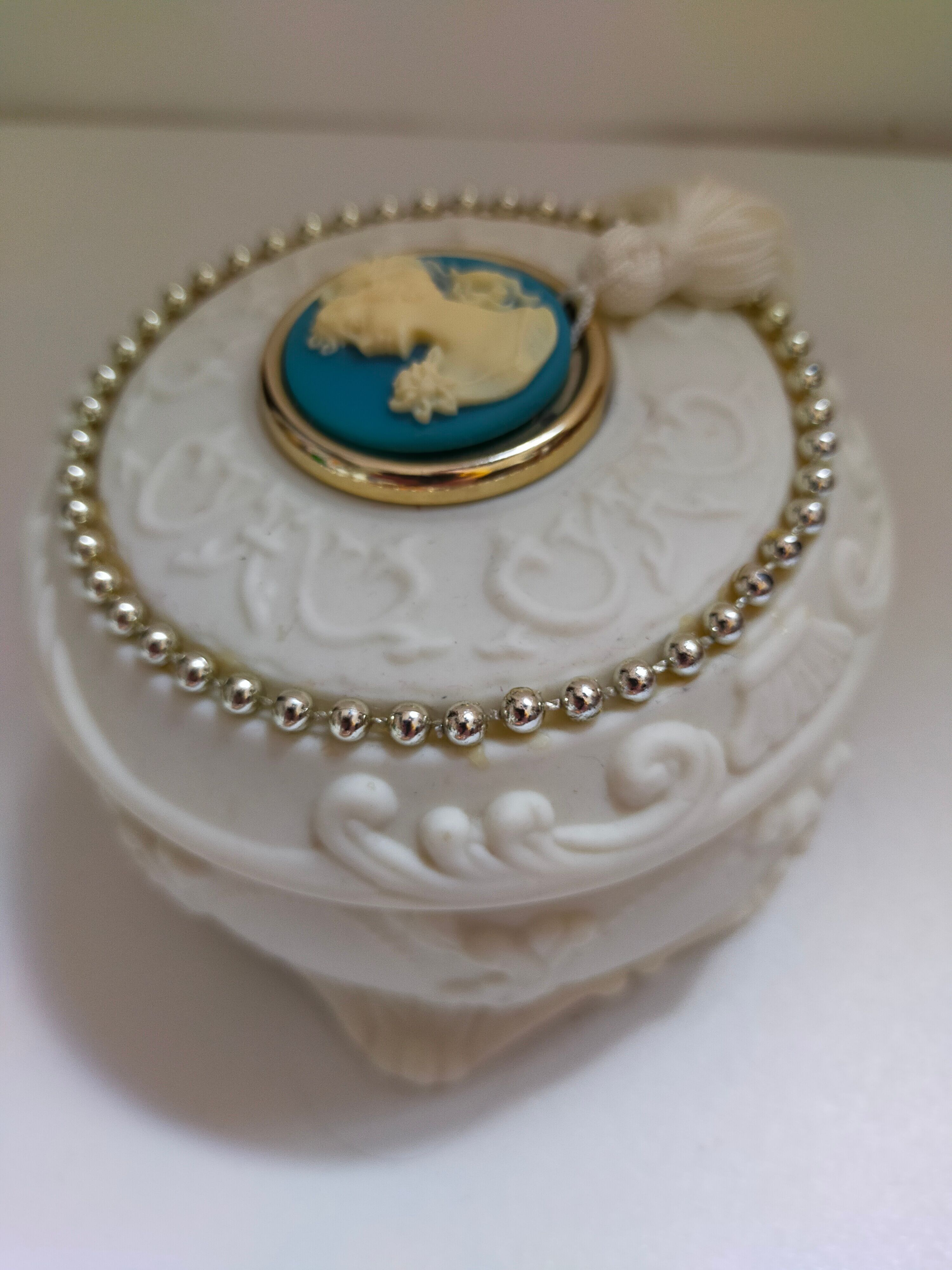 Boîte à bijoux en biscuit vintage