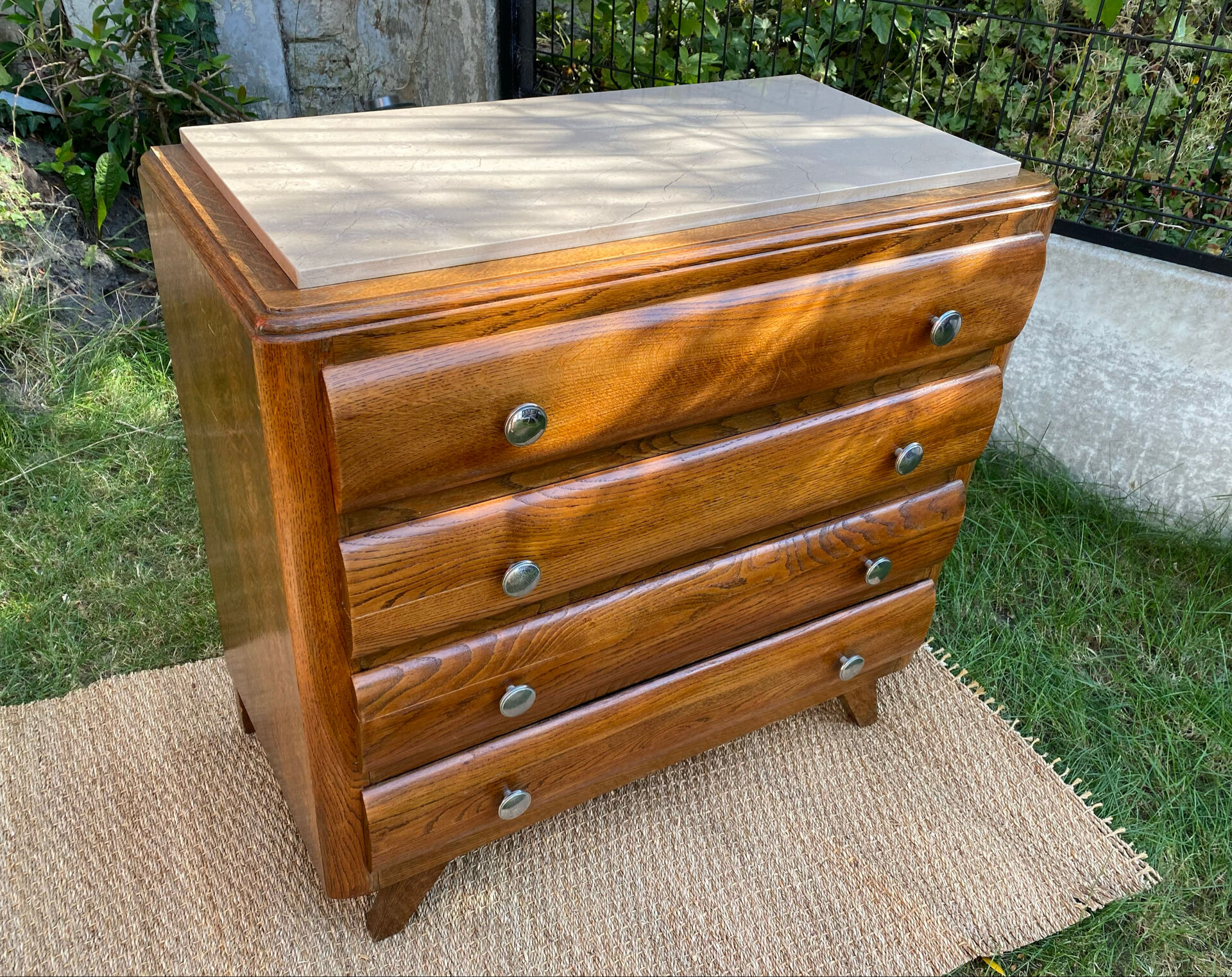 Commode pieds compas