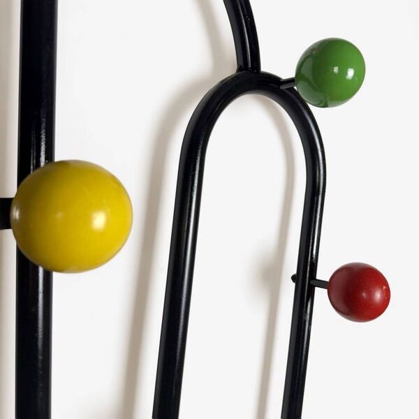 Vestiaire métal boules bois et scoubidou années 60
