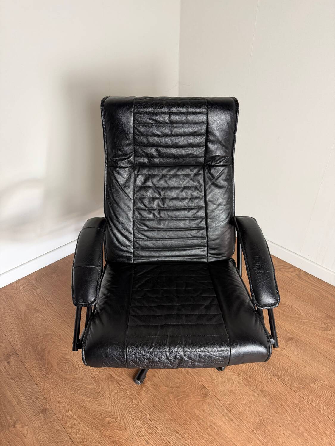 Danish swivel armchair in black leather – 1970s/80s - Skipper Furniture