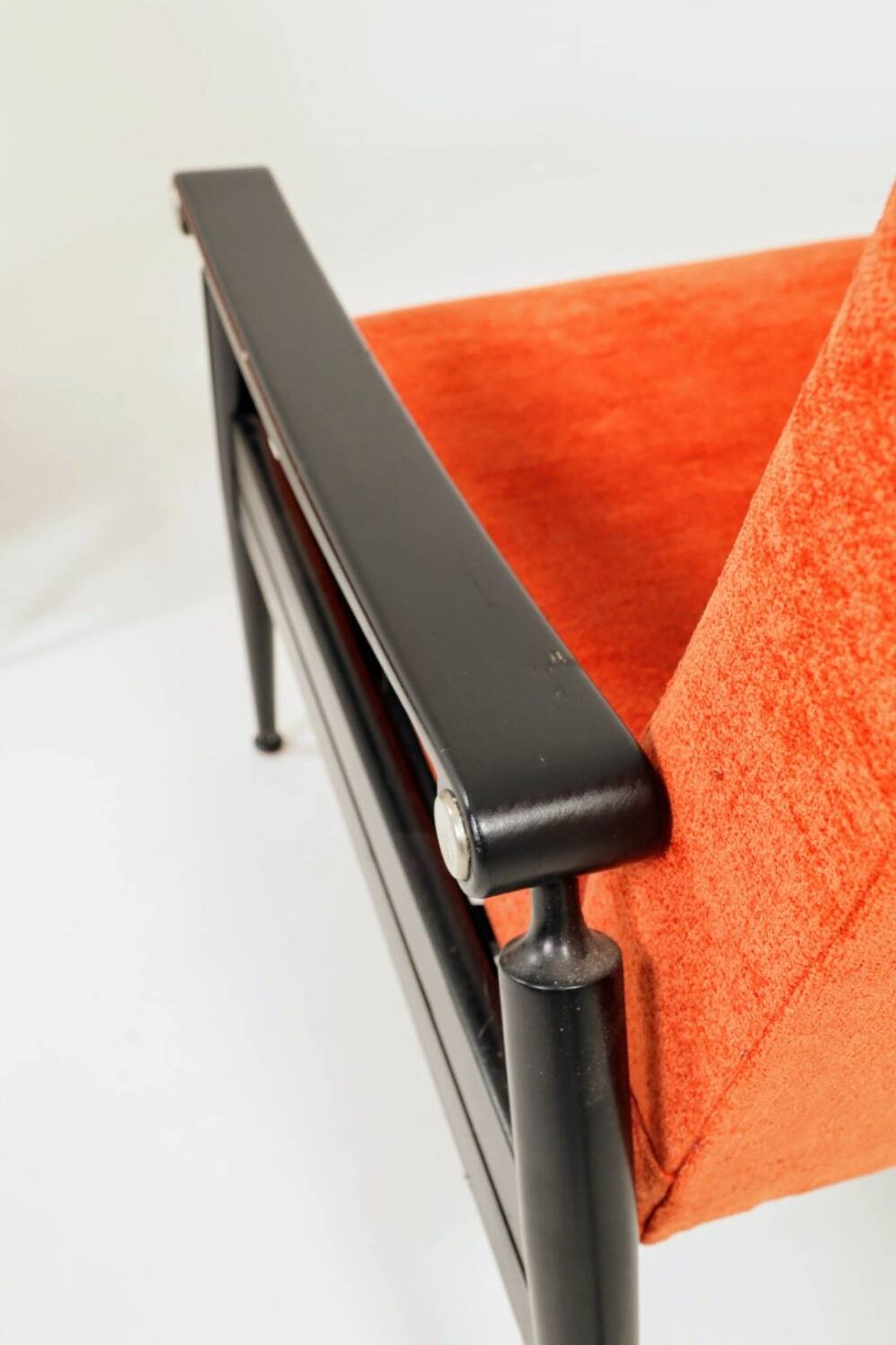 Pair of vintage armchairs in burnt orange, MCM design from the 1960s.