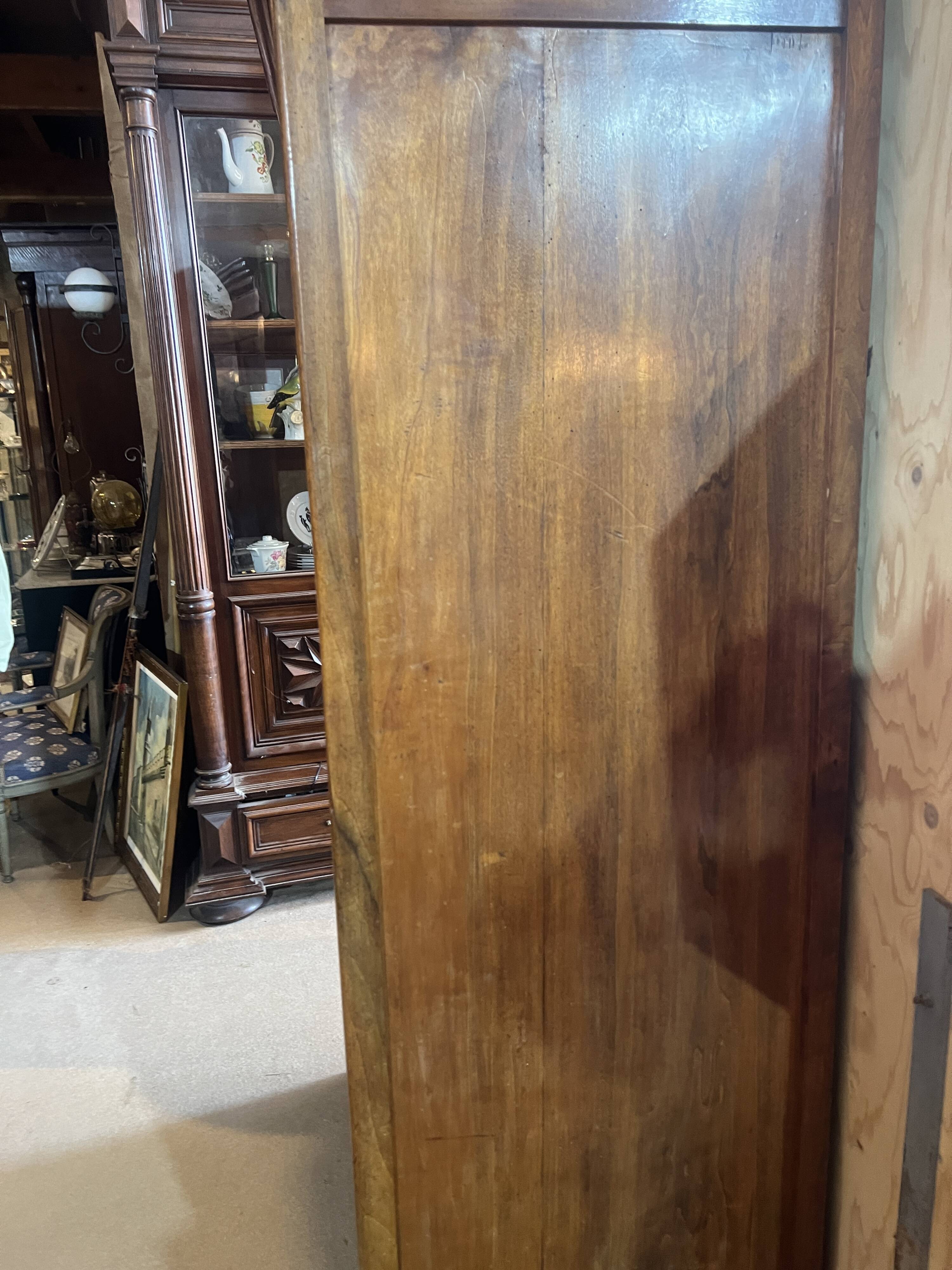 Two-door display cabinet in Louis Philippe style.