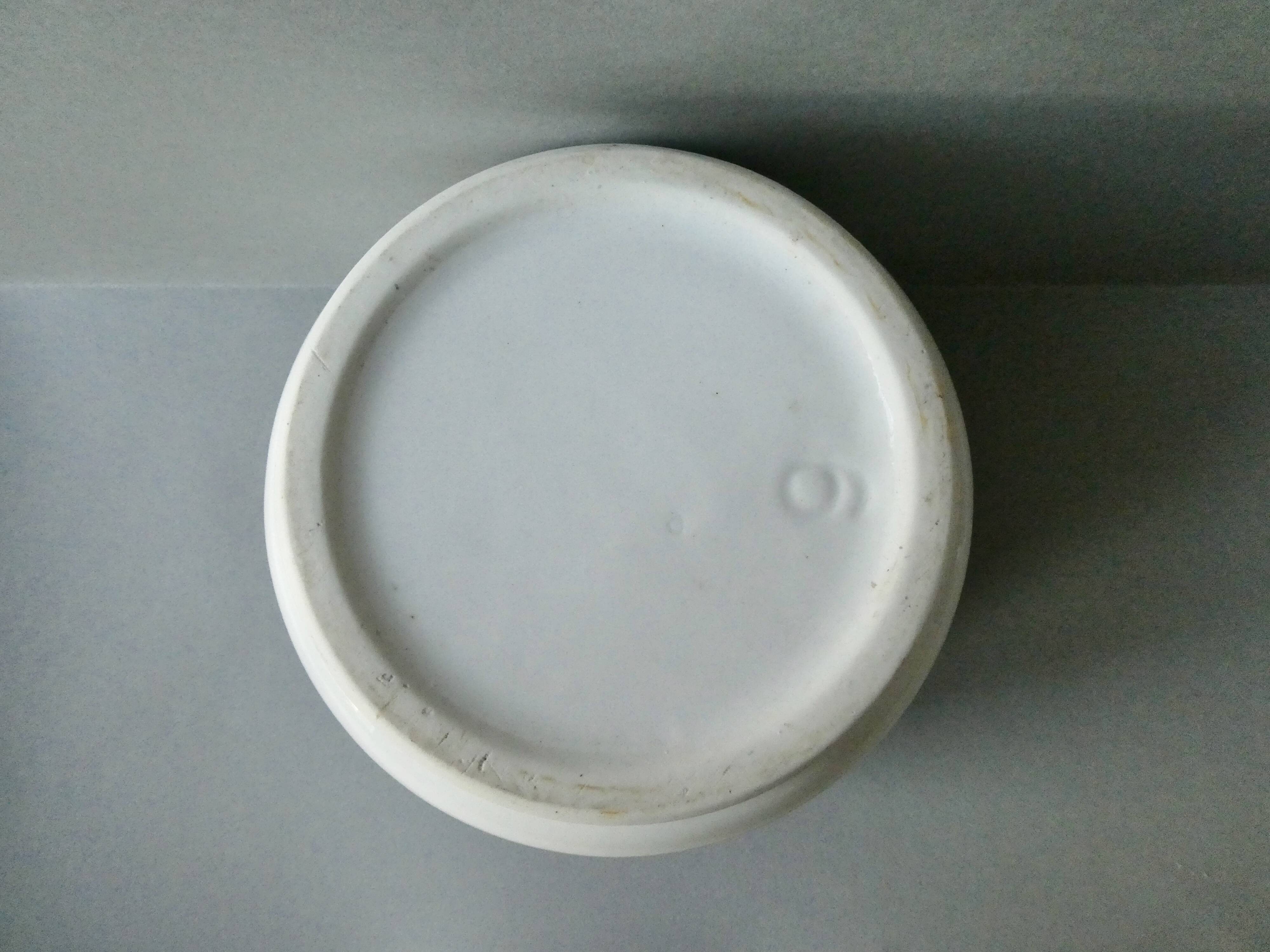 Cache pot en porcelaine blanche