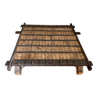 Ancien chariot indien aménagé en table basse