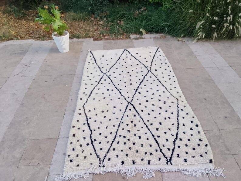 Traditional handmade Berber rug size 150 x 250 cm